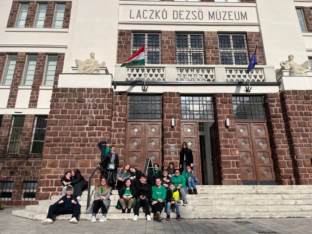 Esik az eső, hull a hó, Akadémistának lenni jajj de jó!
