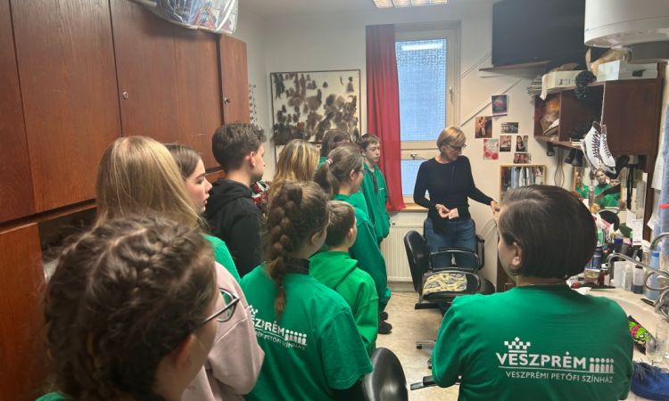 PetőfIfiAkadémia, a békesség és a szeretet otthona.