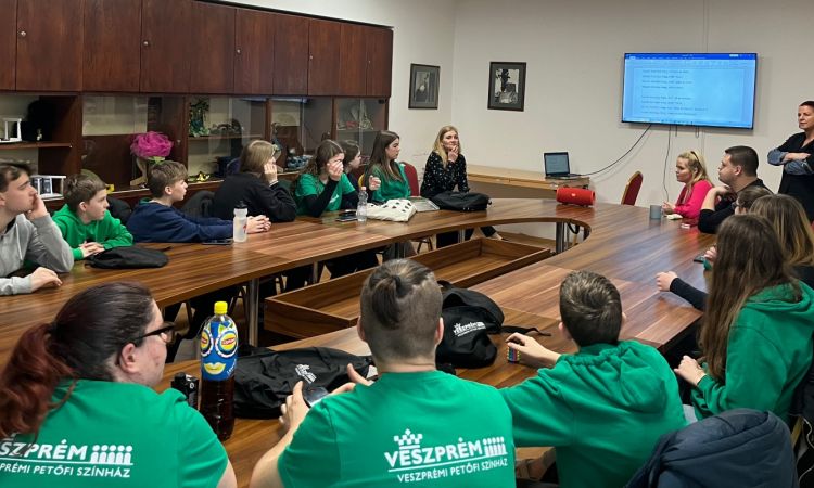 Esik az eső, hull a hó, Akadémistának lenni jajj de jó!