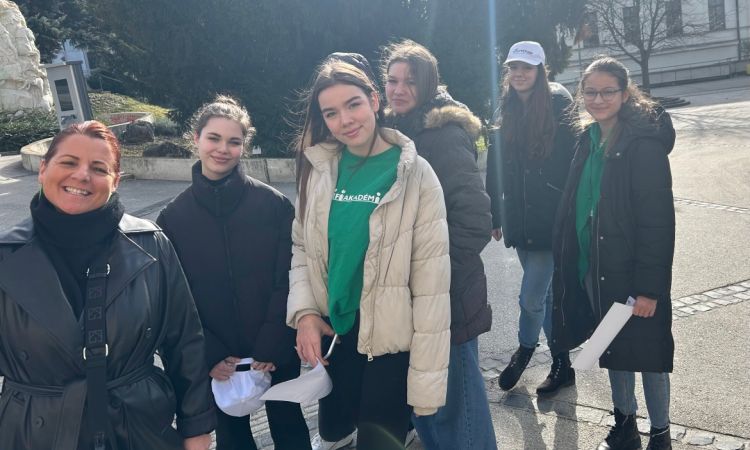 PetőfIfiAkadémia, a békesség és a szeretet otthona.