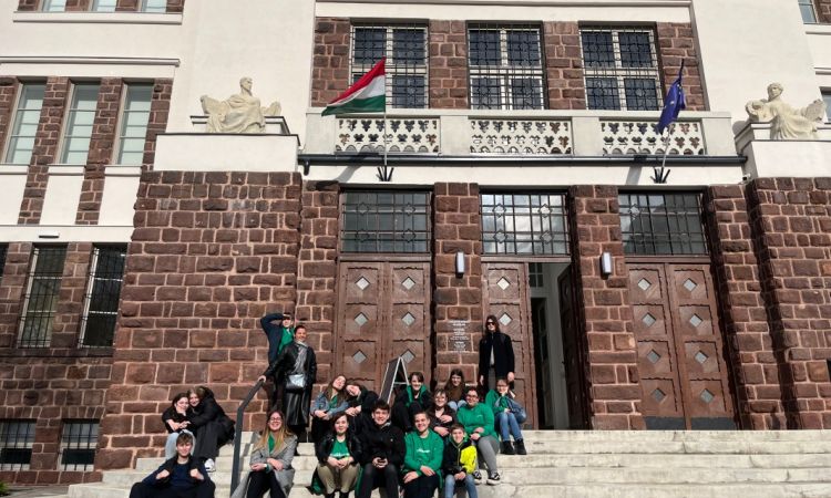 Esik az eső, hull a hó, Akadémistának lenni jajj de jó!