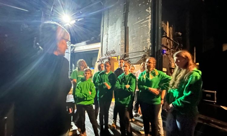 PetőfIfiAkadémia, a békesség és a szeretet otthona.