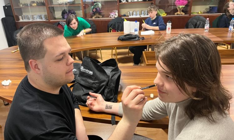 Esik az eső, hull a hó, Akadémistának lenni jajj de jó!