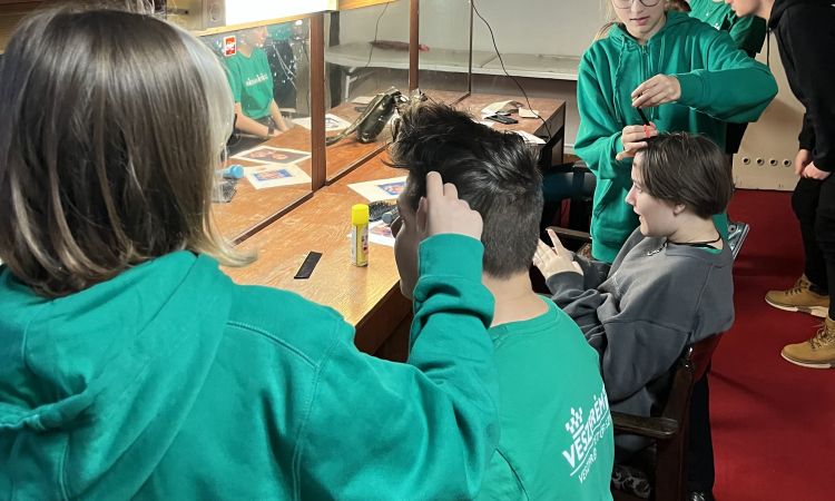 Zöldben járunk és vidámak vagyunk, hiszen a Veszprémi Petőfi Színház a mi otthonunk.