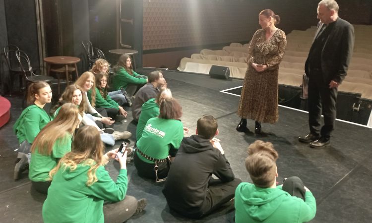 Zöldben járunk és vidámak vagyunk, hiszen a Veszprémi Petőfi Színház a mi otthonunk.