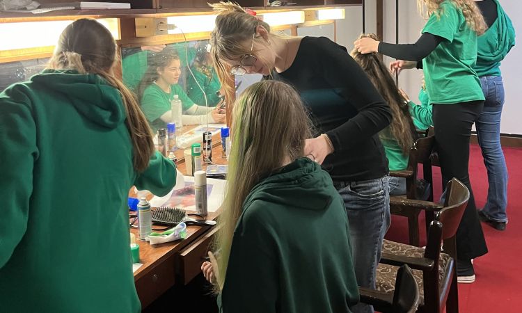 Zöldben járunk és vidámak vagyunk, hiszen a Veszprémi Petőfi Színház a mi otthonunk.