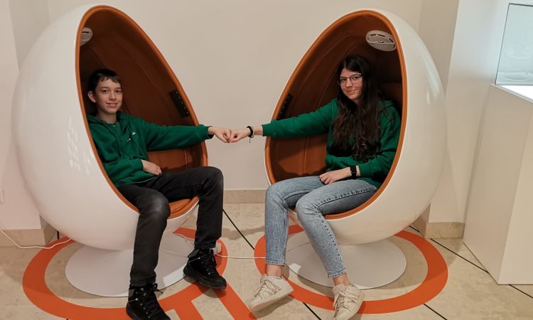 Esik az eső, hull a hó, Akadémistának lenni jajj de jó!