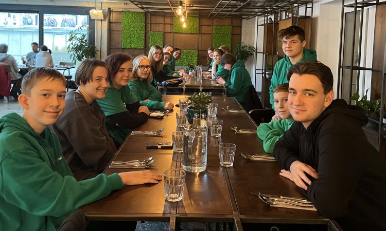 Zöldben járunk és vidámak vagyunk, hiszen a Veszprémi Petőfi Színház a mi otthonunk.