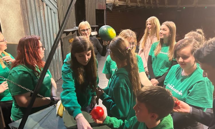 PetőfIfiAkadémia, a békesség és a szeretet otthona.