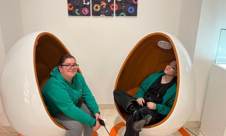 Esik az eső, hull a hó, Akadémistának lenni jajj de jó!