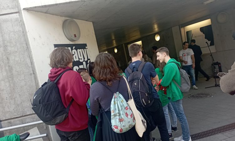 Szombat van, ez azt jelenti, hogy ma tombol az Akadémia!