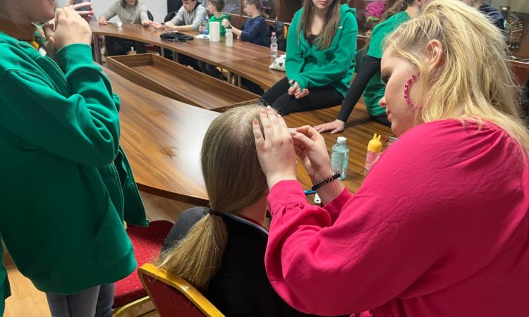 Esik az eső, hull a hó, Akadémistának lenni jajj de jó!