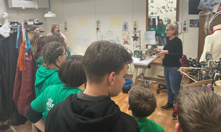 PetőfIfiAkadémia, a békesség és a szeretet otthona.