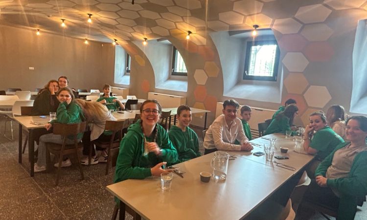 Szeretet, békesség Petőfifiakadémia!