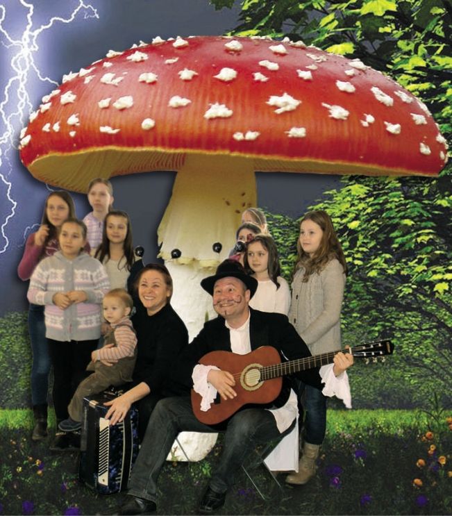 ZENEKAR A GOMBA ALATT