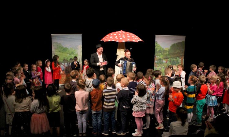 ZENEKAR A GOMBA ALATT