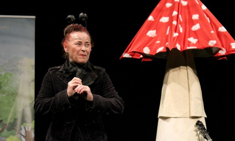 ZENEKAR A GOMBA ALATT