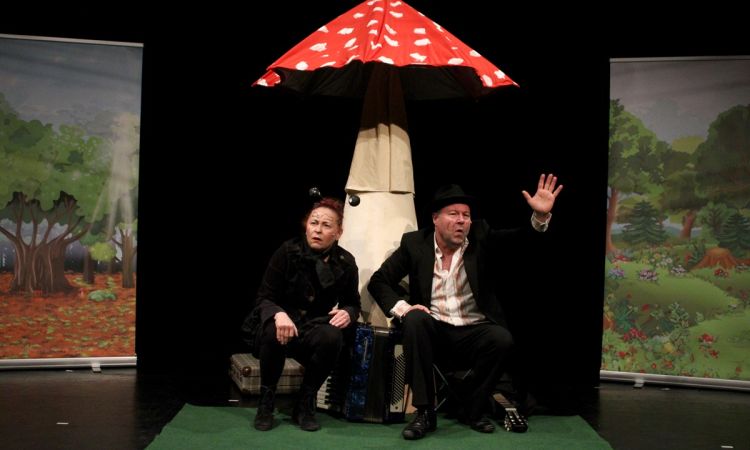 ZENEKAR A GOMBA ALATT