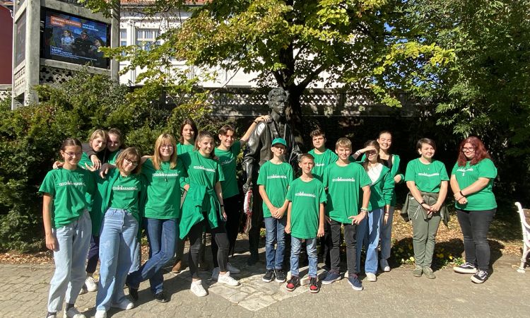 "Legyen általad több a világ..."