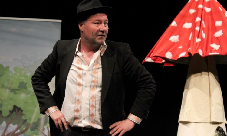 ZENEKAR A GOMBA ALATT