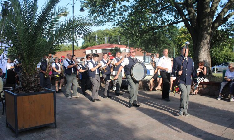 Zenés felvonulás Balatonfüred Város Koncert Fúvószenekarával