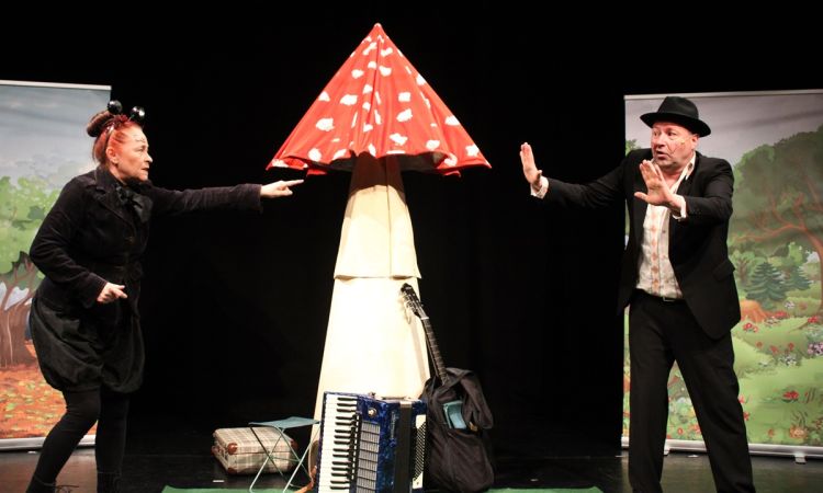 ZENEKAR A GOMBA ALATT