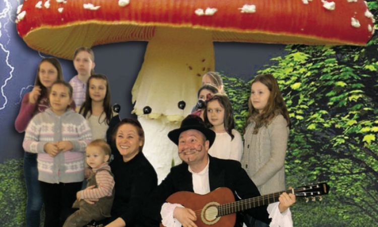 ZENEKAR A GOMBA ALATT