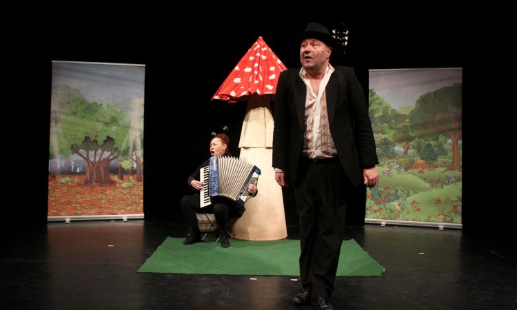 ZENEKAR A GOMBA ALATT