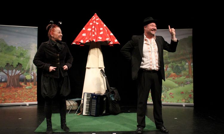 ZENEKAR A GOMBA ALATT