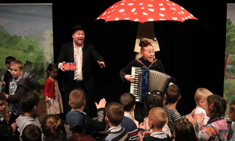 ZENEKAR A GOMBA ALATT