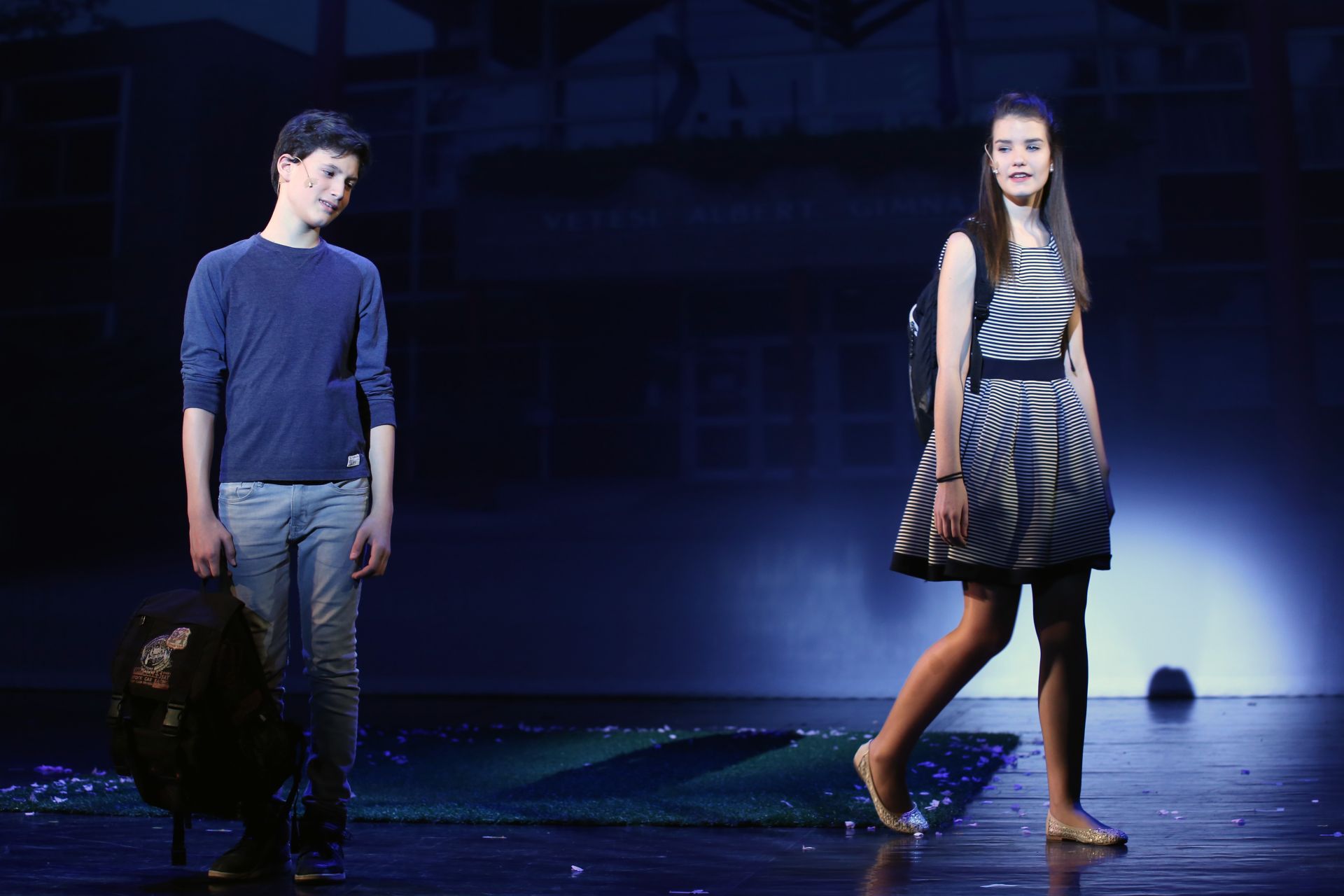 "Múlnak a gyermekévek..."