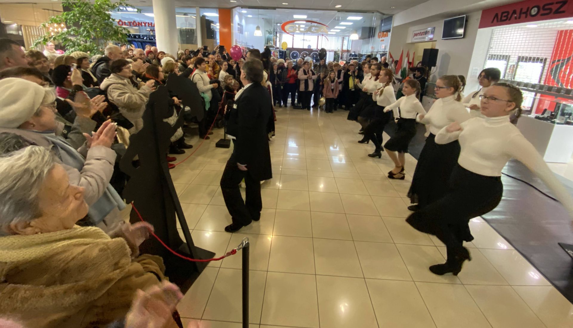 Európa Kulturális Fővárosa megnyitó a Veszprémi Petőfi Színházban!