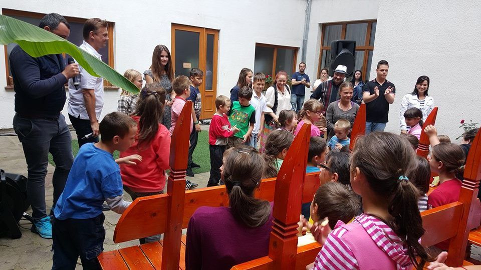 "Múlnak a gyermekévek..." - turné Erdélyben