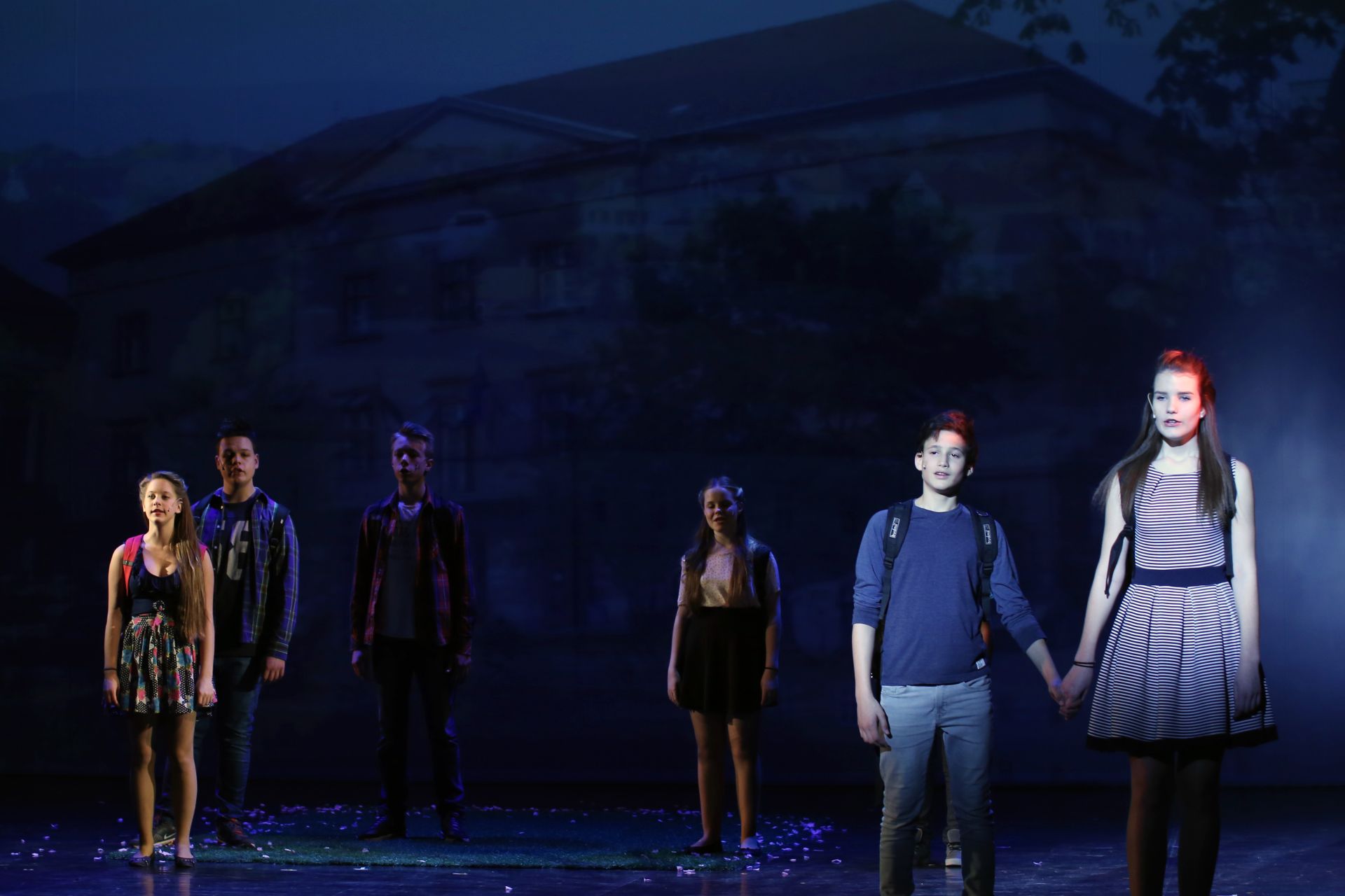 "Múlnak a gyermekévek..."