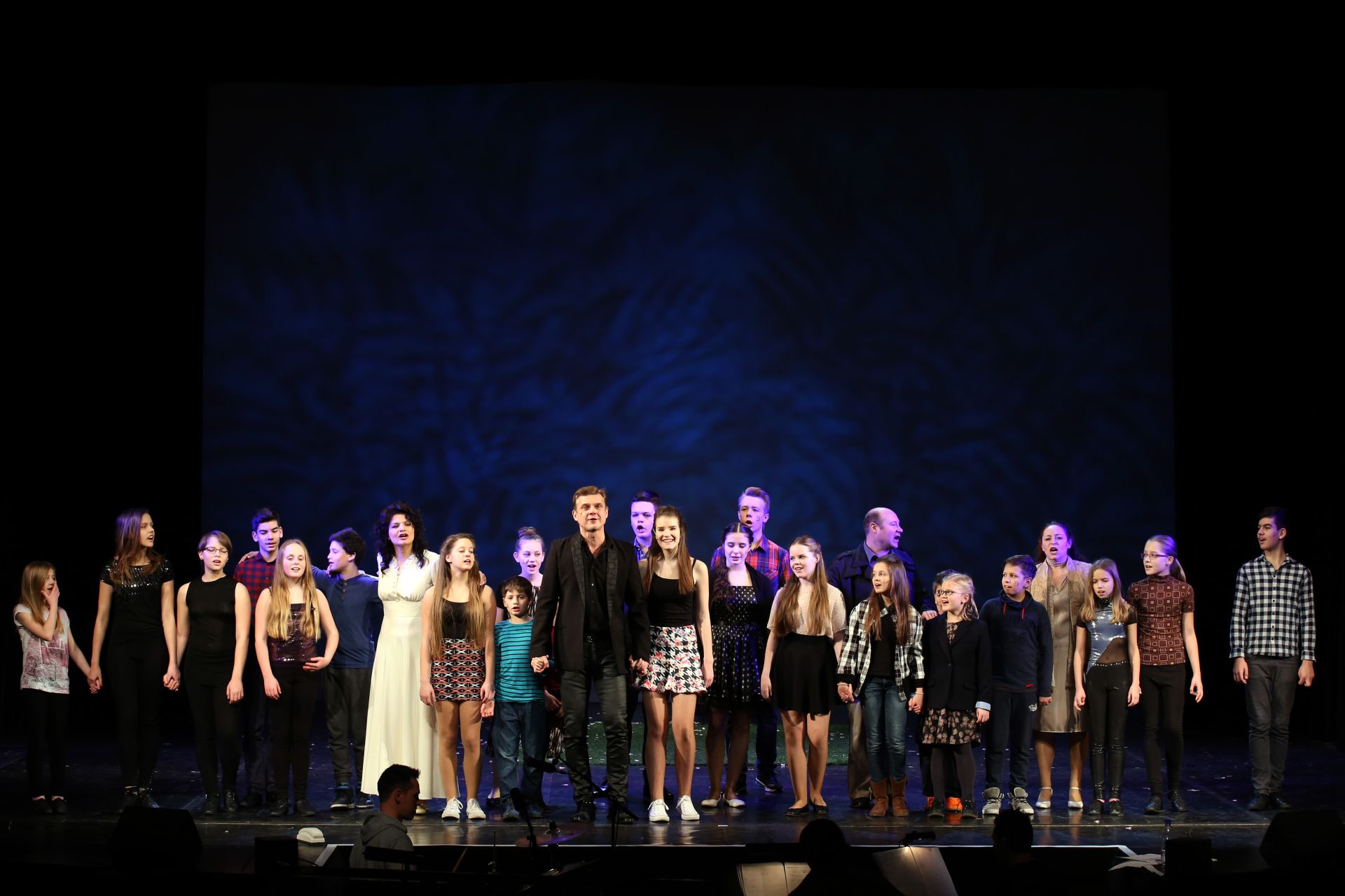 "Múlnak a gyermekévek..."