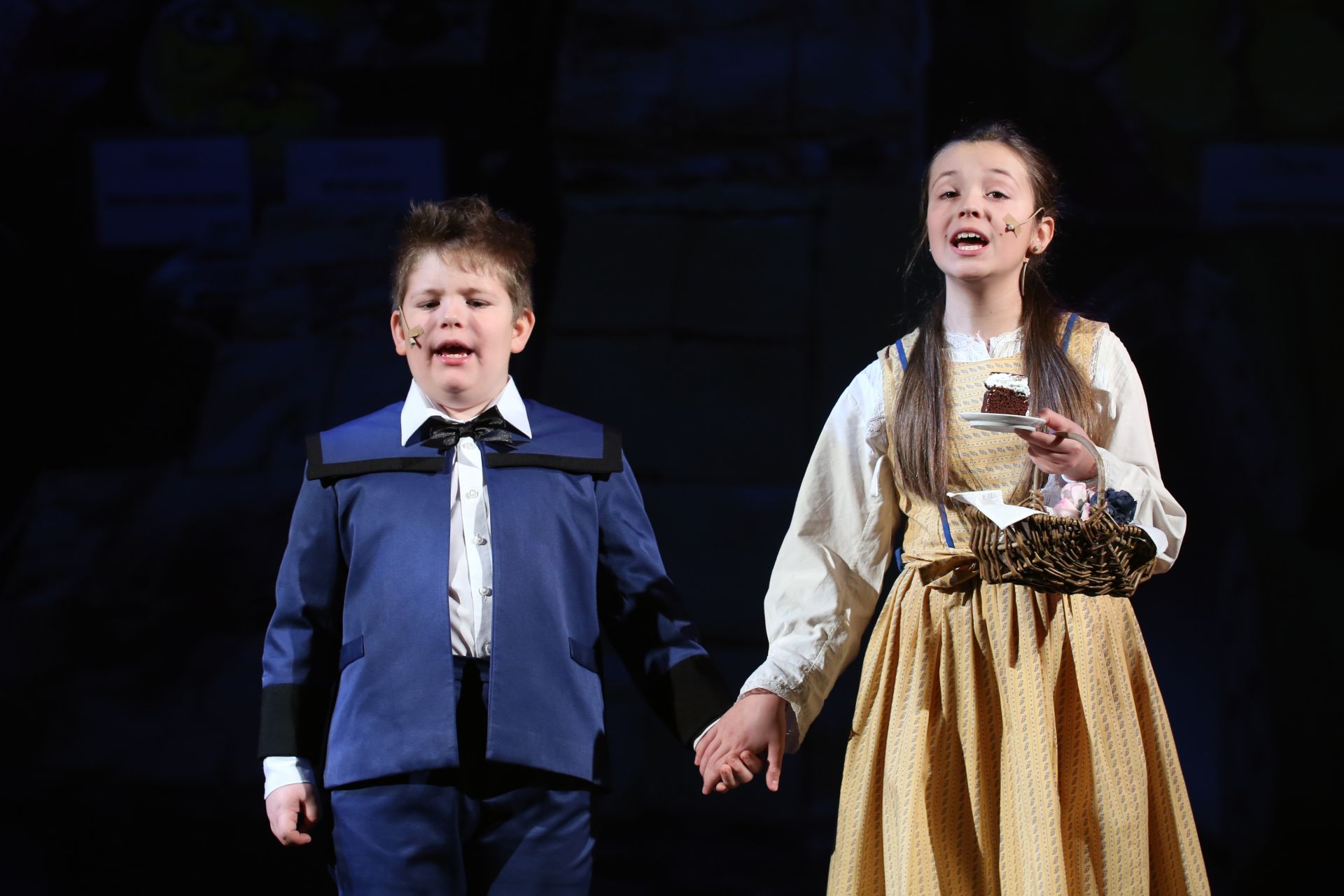 "Múlnak a gyermekévek..."