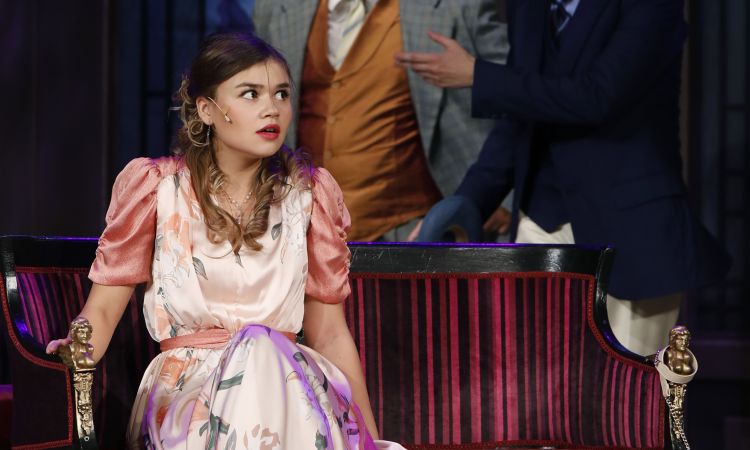 EGY CSÓK ÉS MÁS SEMMI