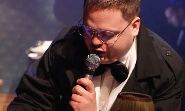 „...LÁZAS IFJÚSÁG…”