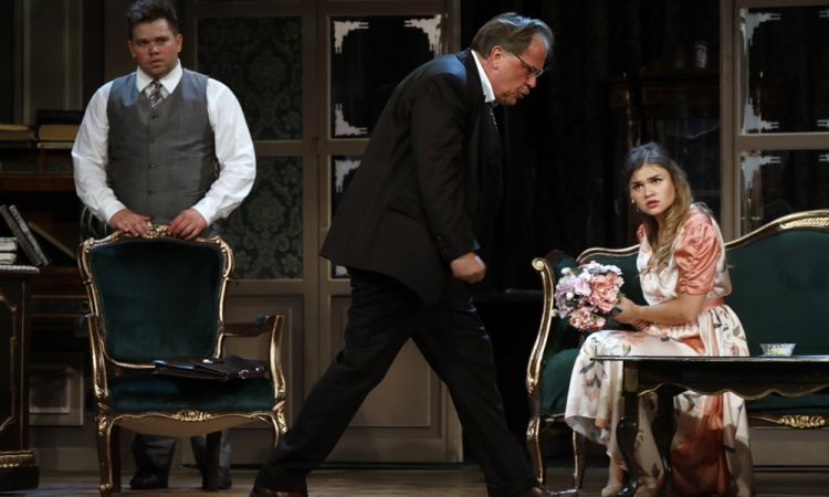 EGY CSÓK ÉS MÁS SEMMI