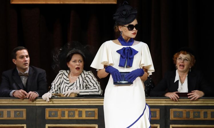 EGY CSÓK ÉS MÁS SEMMI