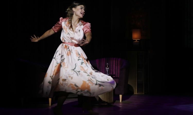 EGY CSÓK ÉS MÁS SEMMI