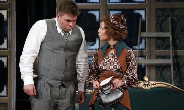 EGY CSÓK ÉS MÁS SEMMI