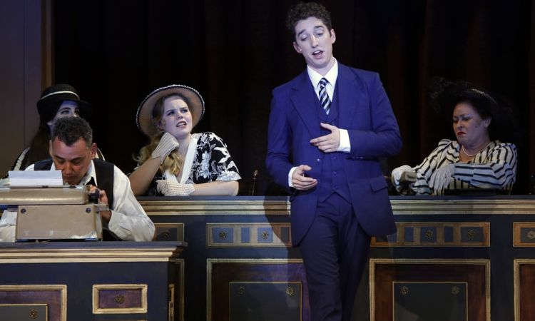 EGY CSÓK ÉS MÁS SEMMI