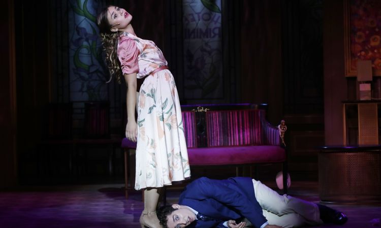 EGY CSÓK ÉS MÁS SEMMI