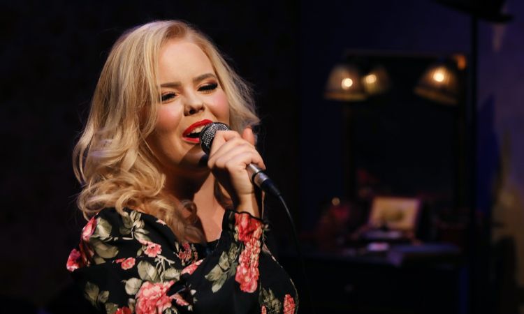 „...LÁZAS IFJÚSÁG…”