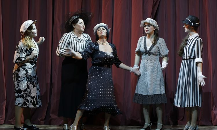 EGY CSÓK ÉS MÁS SEMMI