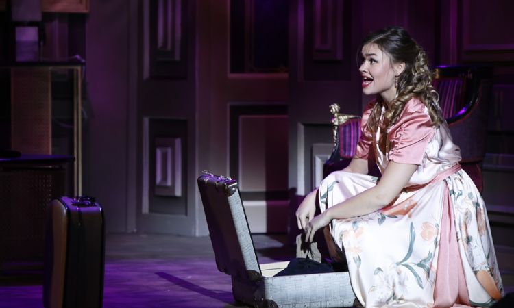 EGY CSÓK ÉS MÁS SEMMI