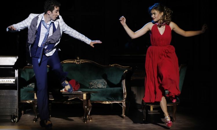 EGY CSÓK ÉS MÁS SEMMI