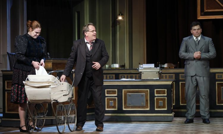 EGY CSÓK ÉS MÁS SEMMI