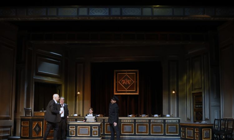 EGY CSÓK ÉS MÁS SEMMI